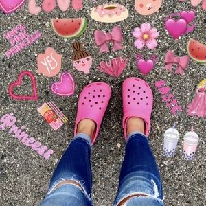 CROCS Classic Clogs in Electric Pink Size 5W/3.5Y
